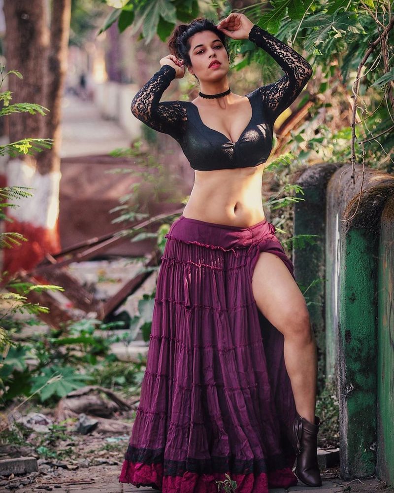 mahesh heroine sheeva rana is making a splash among netizens with her sexy yoga arj