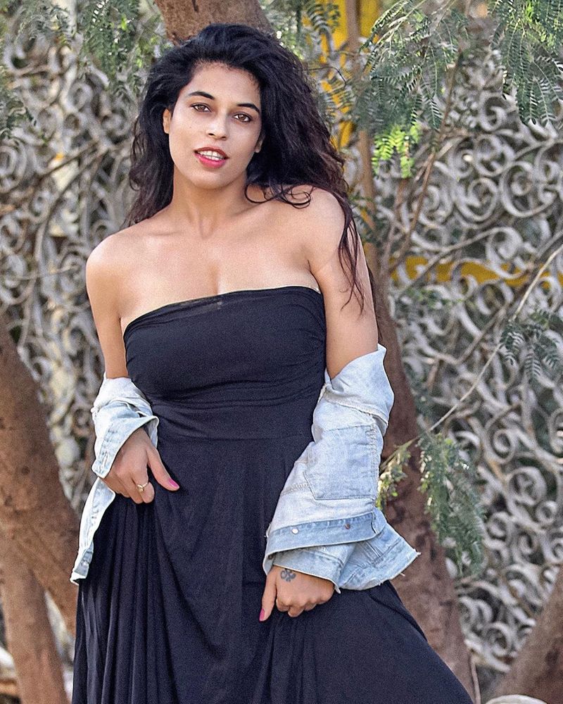 mahesh heroine sheeva rana is making a splash among netizens with her sexy yoga arj