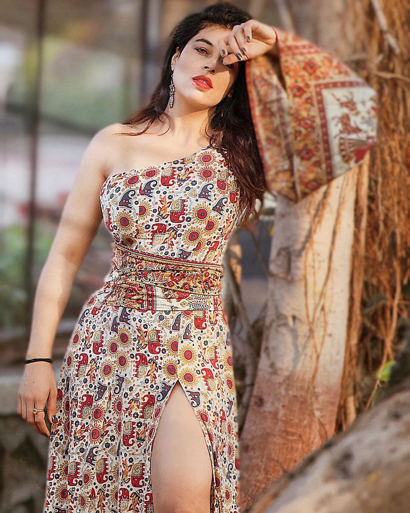 mahesh heroine sheeva rana is making a splash among netizens with her sexy yoga arj