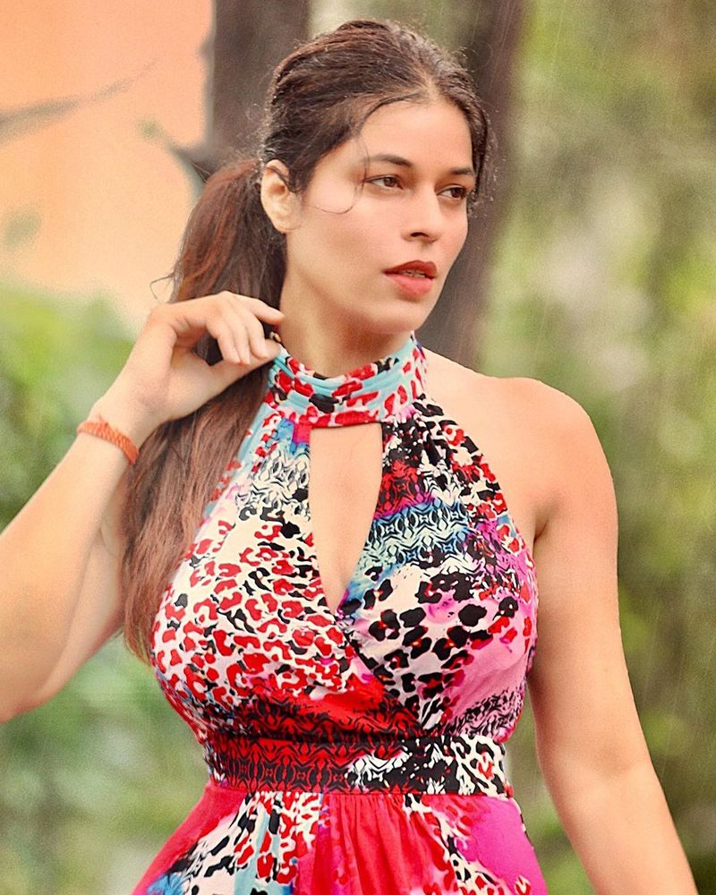 mahesh heroine sheeva rana is making a splash among netizens with her sexy yoga arj