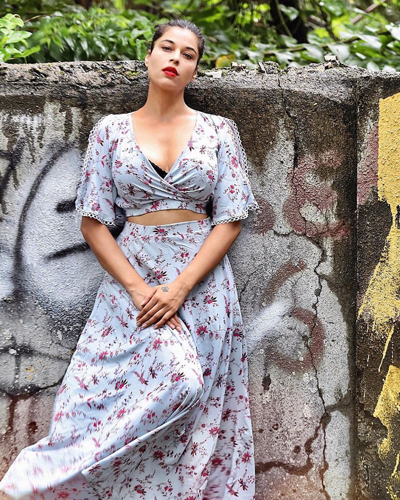 mahesh heroine sheeva rana is making a splash among netizens with her sexy yoga arj
