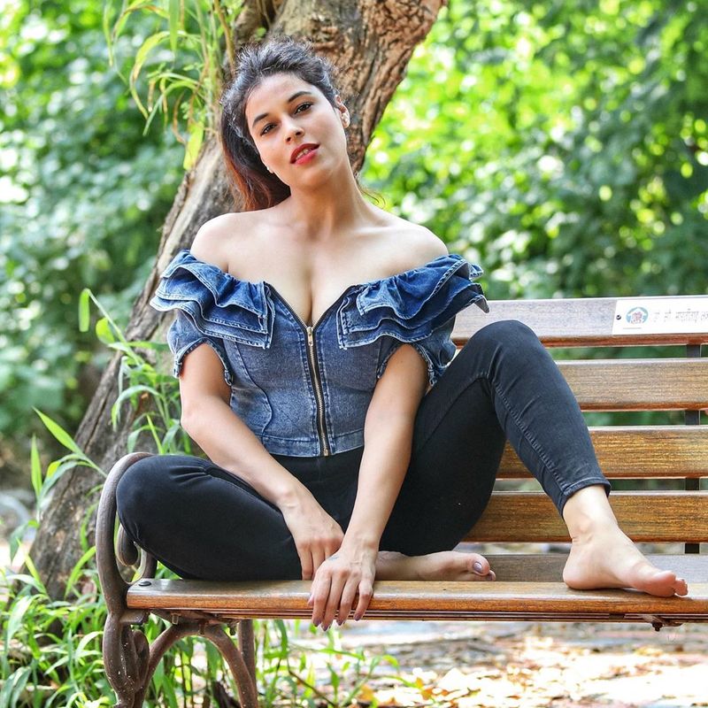 mahesh heroine sheeva rana is making a splash among netizens with her sexy yoga arj