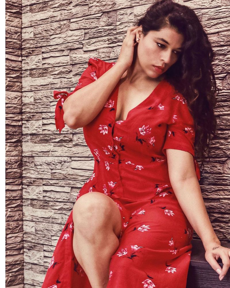 mahesh heroine sheeva rana is making a splash among netizens with her sexy yoga arj