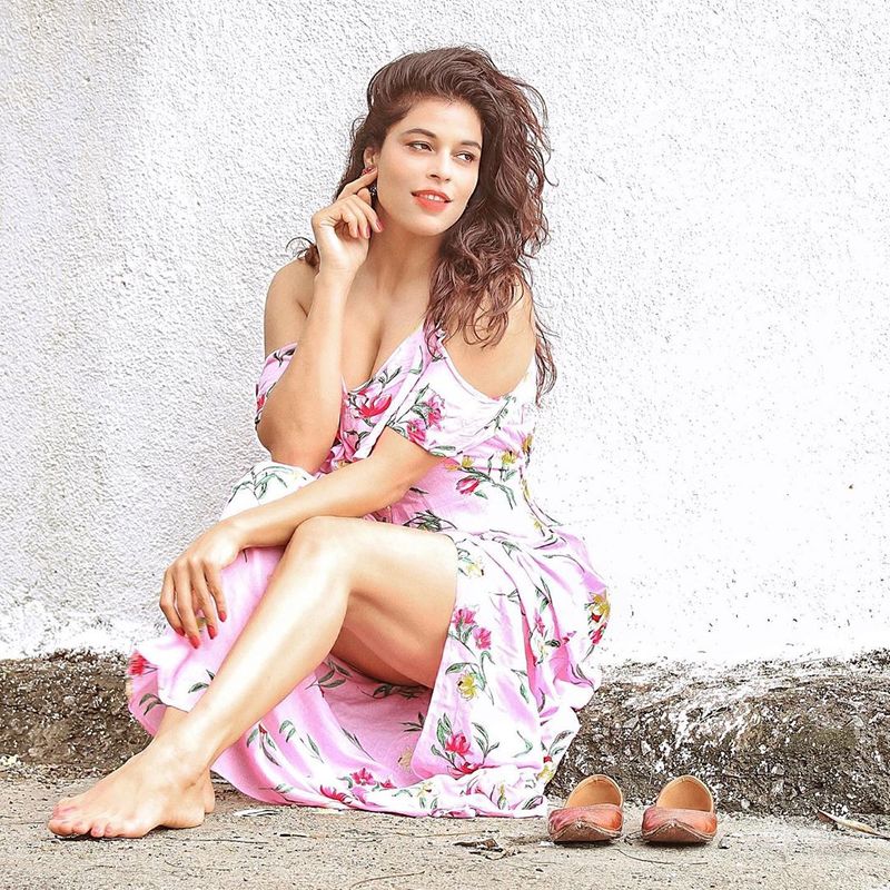 mahesh heroine sheeva rana is making a splash among netizens with her sexy yoga arj
