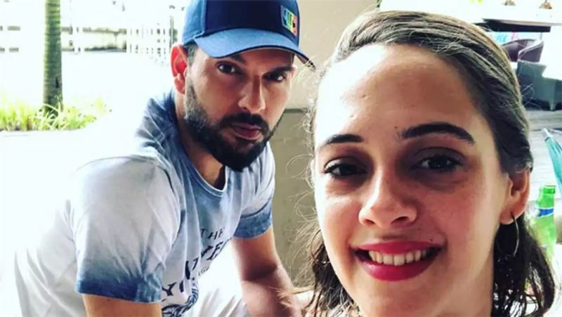 Hazel Keech Shares An Adorable Pic With Hubby Yuvraj Singh Asks Him To come Home