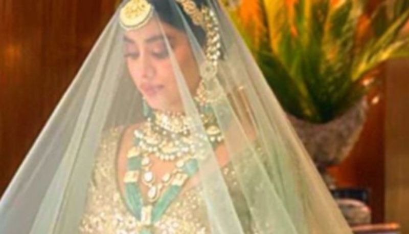 <p> </p>
<p>পাশাপাশি তিনি আরো জানান, তিনি ততটাই খারাপ হচ্ছেন মেসেজ করার ক্ষেত্রে। অনেক সময় লিখে পাঠাতেই ভুলে যান।</p>
<p> </p>