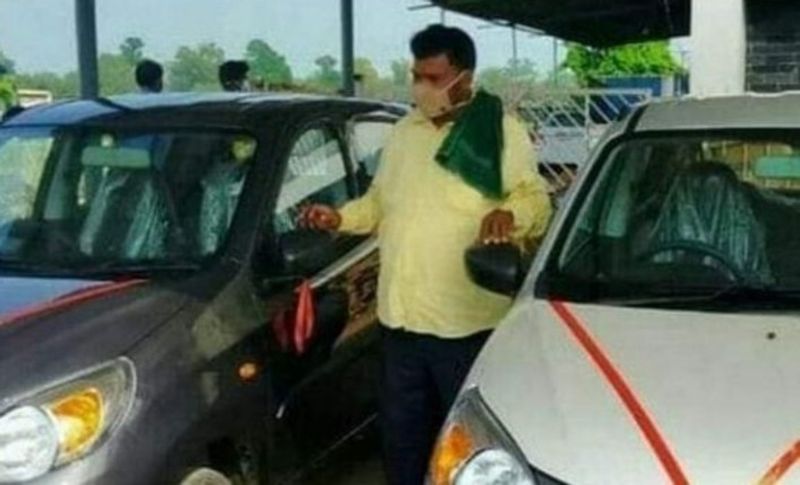  टॉपर को मिलेगा पढ़ाई का सार खर्च
समारोह के दौरान शिक्षा मंत्री महतो ने कहा कि मैट्रिक और इंटर स्टेट टॉपर बच्चों को कार के अलावा उनकी पढ़ाई का सारा खर्च दूंगा। ताकि उन्हें किसी तरह की परेशानी ना हो। इसके अलावा अन्य टॉपर छात्रों को वे उनके घर जाकर आर्थिक मदद करेंगे।