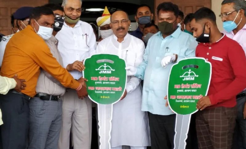 कार की चाबी लेते हुए भावुक हो गए बच्चे
जैसे ही कार की चाबी मनीष कटियार और अमित कुमार दी तो वह बहुत खुश नजर आए। दिलचस्प बात यह है कि दोनों टॉपर छात्र नेतरहाट विद्यालय के छात्र रहे हैं। इस दौरान झारखंड विधानसभा के अध्यक्ष रवींद्रनाथ महतो भी मौजूद थे। उन्होंने बच्चों से कहा कि एक दिन तुम अपने राज्य और देश का नाम रोशन करना।

