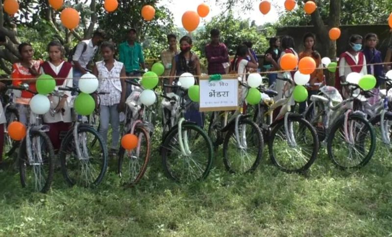 तोहफे में मिली छात्राएं अपनी साइकिल लेकर खड़ीं छात्राएं।