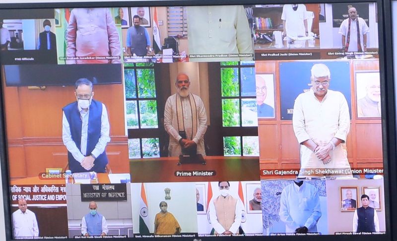 Central Ministers and Politicians Pay Homage To Suresh Angadi pod