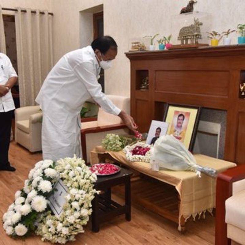 Central Ministers and Politicians Pay Homage To Suresh Angadi pod