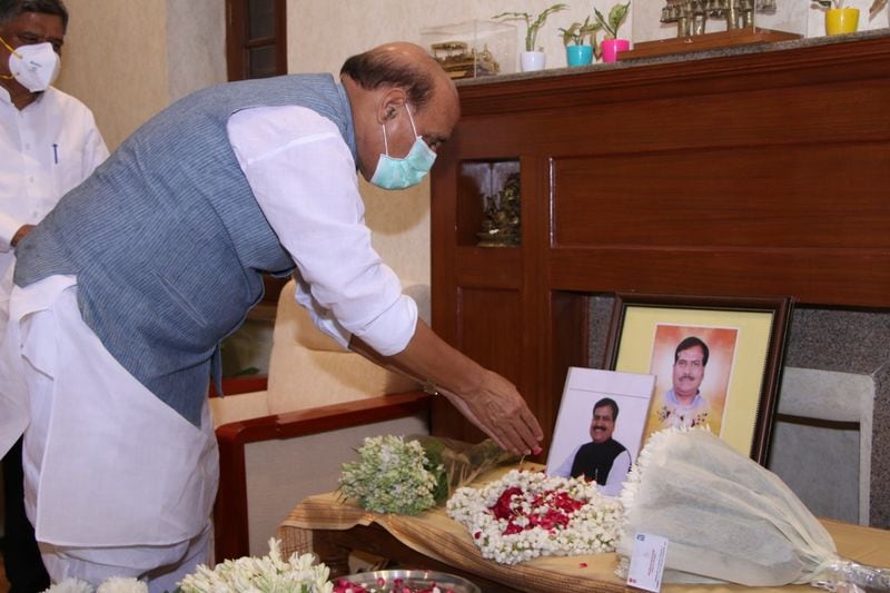 Central Ministers and Politicians Pay Homage To Suresh Angadi pod
