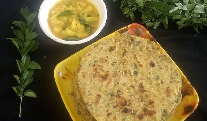 लीजिये तैयार है मोदी जी का फेवरिट मोरिंगा पराठा। इसे अचार, दही या सब्जी के साथ खाएं।
