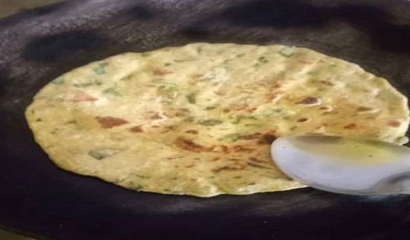 पराठे को दोनों तरफ से अच्छे से सेंक लें। जब पराठा सिक जाएं तो दोनों साइड घी लगाकर अच्छे से फुला लें।
