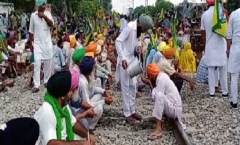 किसान अमृतसर, फिरोजपुर जिलों में किसान रेलवे ट्रैक पर ही धरने पर बैठ। जिसके चलते दिल्ली की ओर आने-जाने वाली गाड़ियों पर असर पड़ा है। बता दें कि 24 से 26 सितंबर तक कोई भी यात्री व पार्सल ट्रेन पंजाब नहीं जाएगी। ट्रेनों को अम्बाला कैंट, सहारनपुर और दिल्ली स्टेशन पर टर्मिनेट किया जागएगा।
