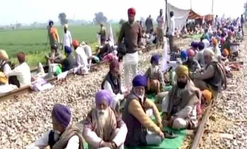 तस्वीर में आप साफ तौर पर देख सकते हैं कि किस तरह से पंजाब के किसान रेल की पटरियों पर बैठ गए हैं। उन्होंने इन पटरियों को ही अपना आशियाना बना लिया है।