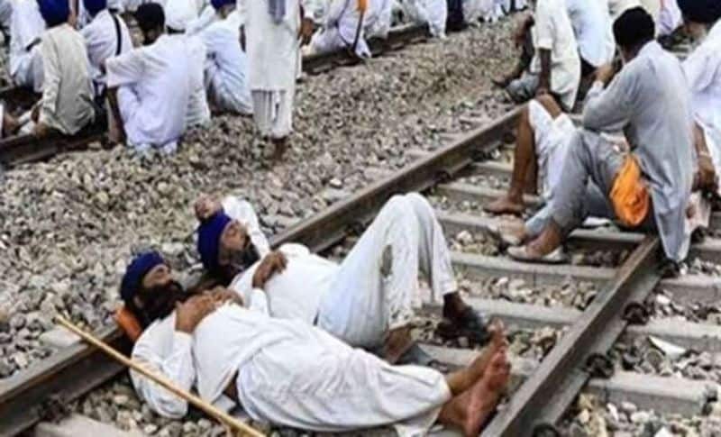 कुछ किसानों ने तो खसम खा ली है कि जब तक यह बिल वापस नहीं ले लेती मोदी सरकार वह रेल की पटरियों से नहीं उठेंगेे। इन्हीं पटरियों पर सोकर अपनी जान दे देंगे।