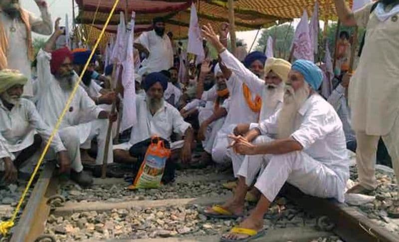 यह तस्वीर अमृतसर के रेलवे स्टेशन की है, जहां आंदोलनकारी किसानों ने धूप से बचने के लिए लाठियों और रस्सियों की मदद से रेलवे ट्रैक के ऊपर टेंट तान लिया है।

