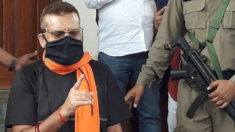 बता दें कि आज जेडीयू में शामिल हुए पूर्व डीजीपी गुप्तेश्वर पांडेय ने 33 साल की सर्विस में रहे। वे एसपी से लेकर डीआईजी, आईजी और एडीजी बनने तक के सफर दौरान 26 जिलों में काम किए थे।