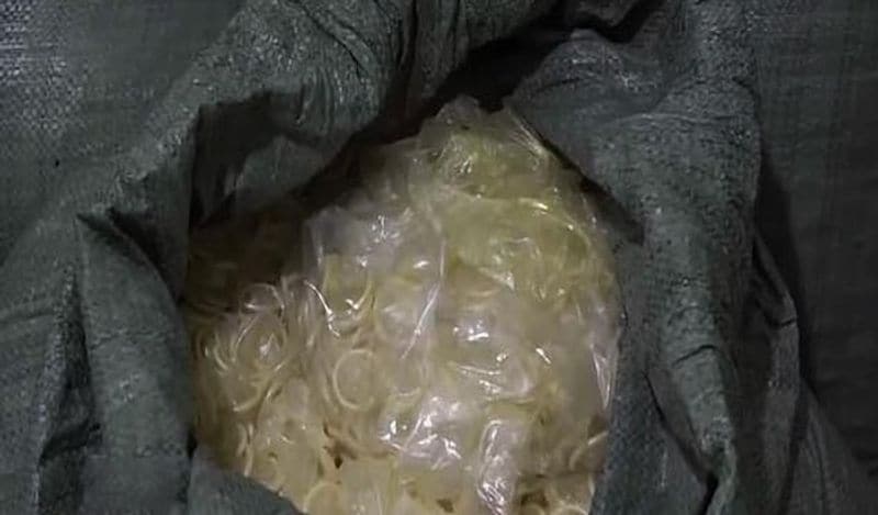 विएतनाम पुलिस ने एक फैक्ट्री से तीन लाख 24 हजार इस्तेमाल किये हुए कंडोम बरामद किये हैं। इन्हें दुबारा से बेचने के लिए तैयार किया जा रहा था। 