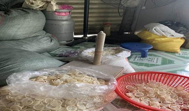 इसके बाद वो इन कंडोम की सफाई करती है। उन्हें अच्छे से धोया जाता था। फिर सूखने के बाद इन्हें शेप में लाने के लिए लकड़ी का इस्तेमाल कर दुबारा पैक किया जाता था। 