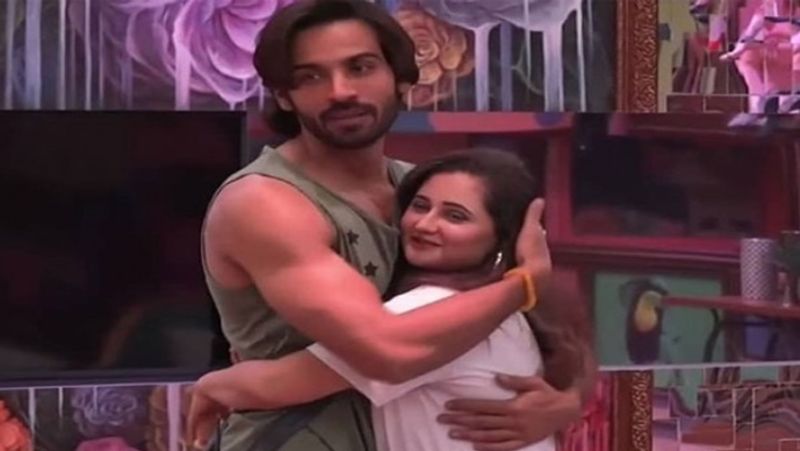 रश्मि देसाई और अरहान खान
घरवालों के अगेंस्ट जाकर अरहान खान (Arhaan Khan)के साथ लिव इन में रह रही रश्मि देसाई (Rashami Desai) भी उनसे अलग हो गई हैं। बिग बॉस 13 में आई रश्मि ने शो के दौरान ही अरहान से ब्रेकअप कर लिया था। बता दें कि ब्रेकअप से पहले लम्बे समय तक दोनों लिव इन रिलेशन में रह चुके हैं। 