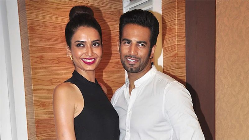 करिश्मा तन्ना और उपेन पटेल
करिश्मा तन्ना (Karishma Tanna) और उपेन पटेल (Upen Patel) टीवी की बेहतरीन जोडियों में से एक थे। 2014 में दोनों बिग बॉस के सीजन 8 में नजर आए थे। बिग बॉस के बाद दोनों ने डांस रिएलिटी शो नच बलिए में भी पार्टिसिपेट किया था। नच बलिए के दौरान ही उपेन ने करिश्मा को रिंग पहनाकर उनसे सगाई कर ली थी। लेकिन 2 साल बाद ही उपेन ने करिश्मा के साथ अपने ब्रेकअप कर लिया।
