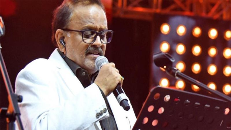 तुमसे मिलन की - साजन
लॉरेंस डी 'सूजा की साजन फिल्म आज भी अपने गाने के लिए फेमस है। संजय दत्त, सलमान खान और माधुरी दीक्षित स्टारर इस फिल्म में एसपीबी ने अपनी मधुर आवाज दी थी। एसपीबी के दो गाने - 'बहुत प्यार करते है' और 'तुमसे मिलने की तमन्ना है' इतने सालों बाद भी सदाबहार बने हुए हैं।