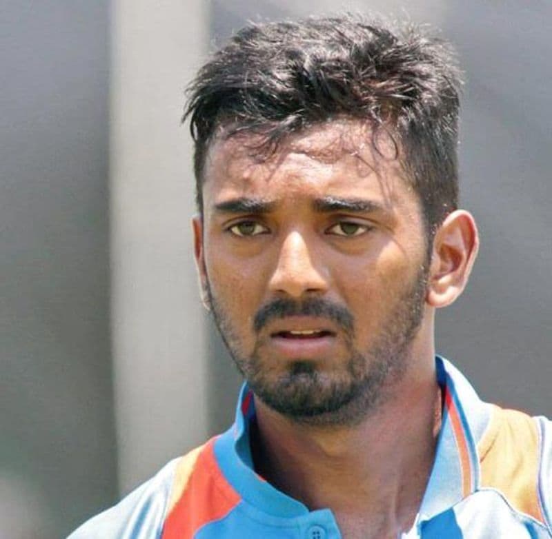 18 साल की उम्र में वह जैन विश्वविद्यालय में अध्ययन करने और अपने क्रिकेट कैरियर का आगे बढ़ाने के लिए बैंगलोर गए। उन्होंने बंगलौर में कर्नाटक राज्य क्रिकेट अकादमी (केएससीए) से क्रिकेट में प्रशिक्षण हासिल किया। पिता सुनील गावस्कर के बहुत बड़े प्रशंसक हैं और उन्होंने उनके बेटे रोहन गावस्कर का नाम अपने बेटे राहुल के नाम पर रखा था।
