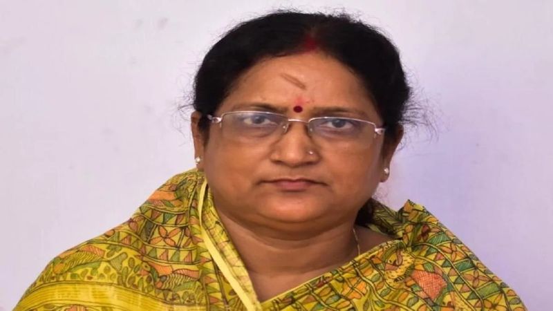 पूर्व मंत्री व राजद के प्रदेश अध्यक्ष रह चुके रामचंद्र पूर्वे परिहार विधानसभा क्षेत्र से चुनाव लड़ रहे थे। उन्हें भाजपा की गायत्री देवी ने हराया था। बता दें कि गायत्री देवी के पति राम नरेश प्रसाद यादव ही नए परिसीमन के बाद 2010 का विधानसभा चुनाव यहां जीते थे। कहा जाता है कि आपराधिक मामलों में नाम आने के चलते उनका चुनाव प्रभावित हुआ था और पत्नी को पार्टी ने टिकट दिया। परिहार विधानसभा क्षेत्र में गायत्री देवी का परिवार चर्चित है। देखते हैं कि इस बार बीजेपी अपना सीट बचाने में कामयाब हो पाती है या नहीं।
