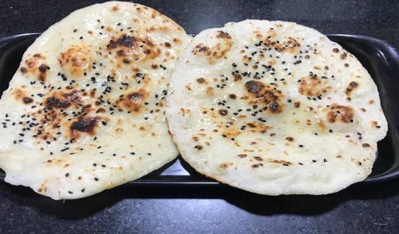 इसी तरह सारे गोले को बेलकर डायरेक्ट गैस की आंच पर तवे में चिपकाकर सेंक लें। 