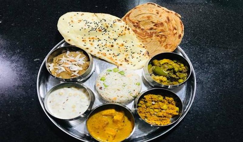 लीजिये घर पर ही बिना तंदूर के तैयार है तंदूरी नान। इसे सब्जी के साथ सर्व कर घरवालों को हैरान कर दें।
