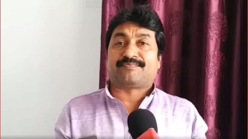 कांग्रेस प्रवक्ता राजेश राठौड़ ने कहा कि जब 70 देशों में चुनाव टाला जा सकता है तो बिहार में क्यों चुनाव कराया जा रहा है। कोरोना काल में चुनाव खतरे से खाली नहीं है। वहीं, कांग्रेस नेता तारिक अनवर ने कहा कि चुनाव का ऐलान हो गया है तो अब लड़ेंगे ही।