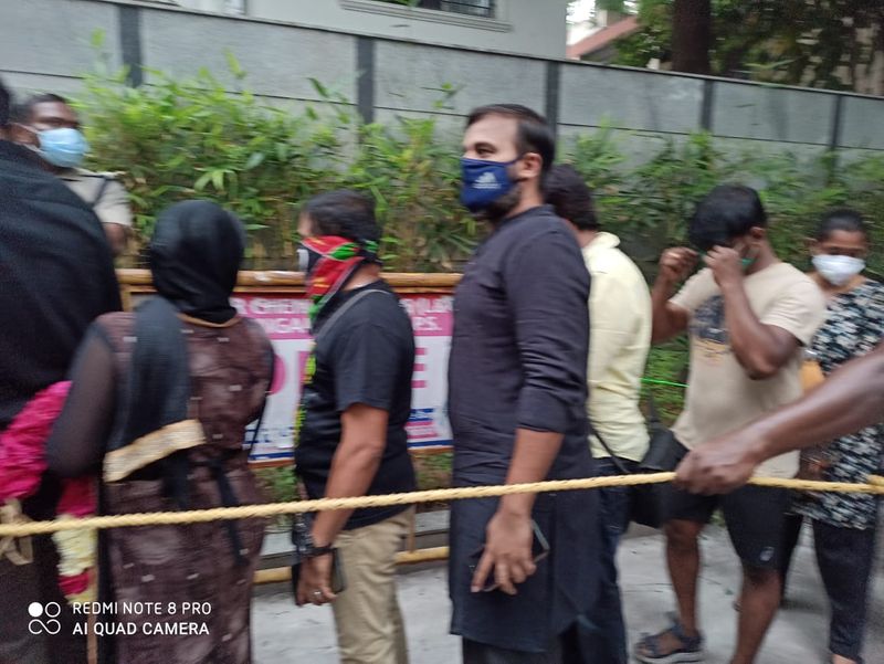 big crowd at sp balasubrahmanyams house at kodambakkam