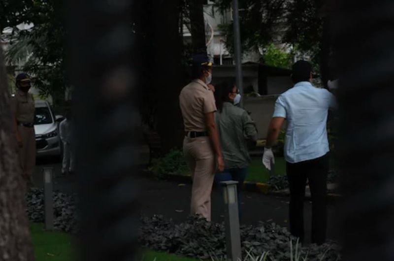 2:45 बजे, मीडिया रिपोर्ट्स के मुताबिक नार्कोटिक्स कंट्रोल ब्यूरो ने कहा है कि रिया चक्रवर्ती को ड्रग ट्रैफिक नेटवर्क से जुड़े होने के कारण गिरफ्तार किया गया था।
