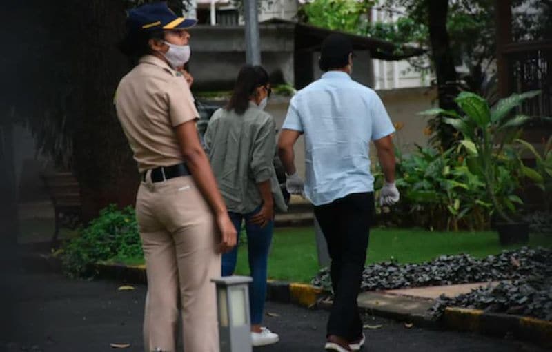 4:15 बजे: NCB के सूत्रों का कहना है कि करण जौहर की कथित 2019 ड्रग पार्टी एजेंसी के रडार पर है। जिन हस्तियों ने पार्टी में शिरकत की - जिनमें विक्की कौशल, रणबीर कपूर, दीपिका पादुकोण, शाहिद कपूर और मलाइका अरोड़ा शामिल हैं, इन सबको NCB पूछताछ के लिए बुला सकती है। 2019 में दिल्ली के पूर्व विधायक और अकाली दल के नेता मनजिंदर सिंह सिरसा ने बॉलीवुड सितारों के खिलाफ पार्टी में ड्रग्स लेने के आरोप में शिकायत दर्ज की थी। करण ने पार्टी से इंस्टाग्राम पर एक वीडियो पोस्ट किया था।
