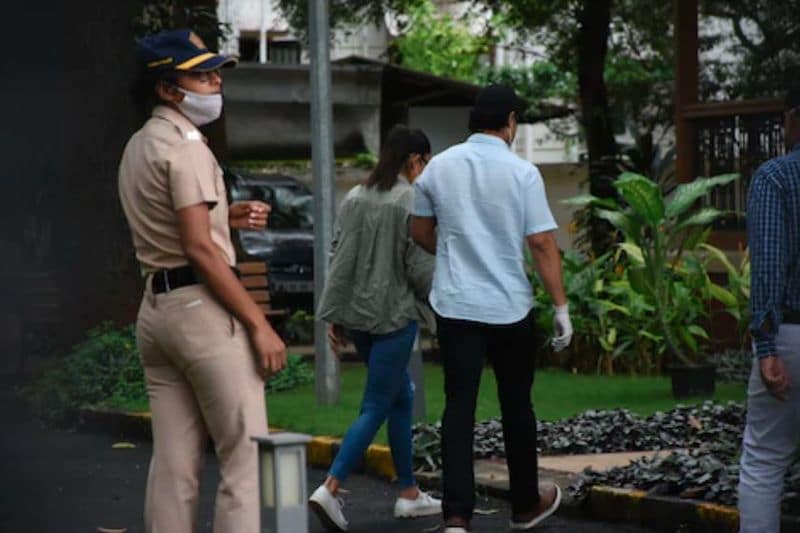 2:20 बजे, राकुल प्रीत सिंह पूछताछ के बाद NCB कार्यालय से निकलीं।
