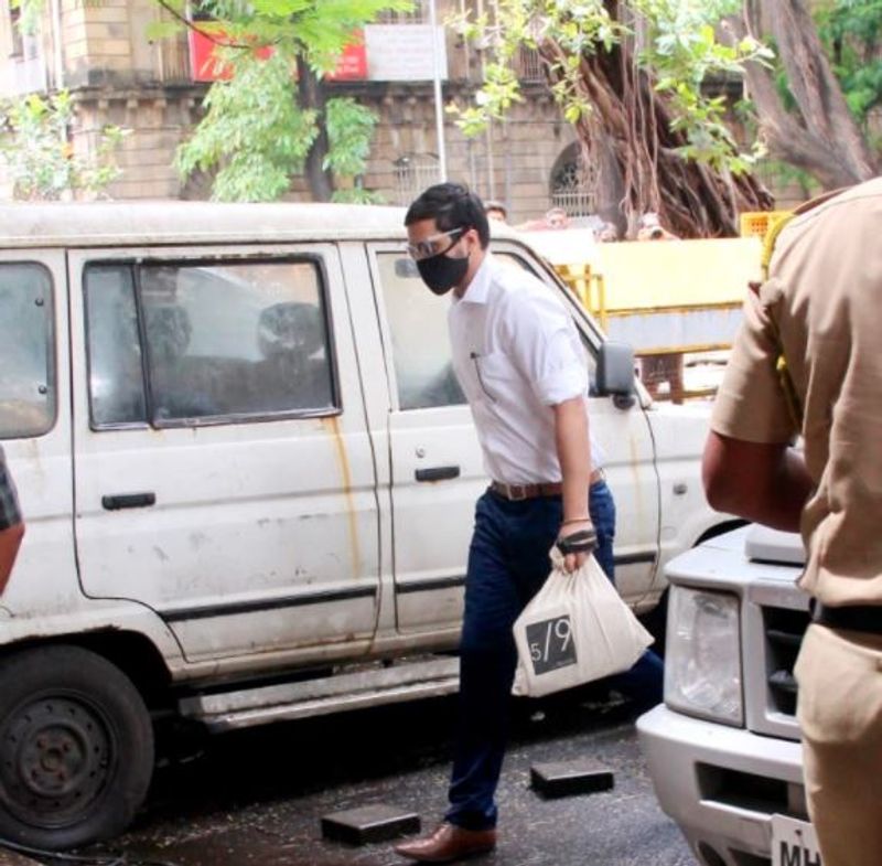 सुबह 11:00 बजे दीपिका पादुकोण की टैलेंट मैनेजर करिश्मा प्रकाश एनसीबी कार्यालय पहुंची।
