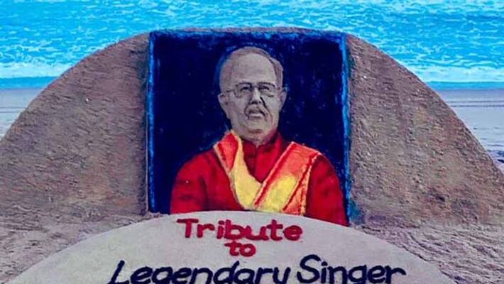 Sand artist sudarsan pattnaik tribute to sp balu Sand artist sudarsan pattnaik tribute to sp balu