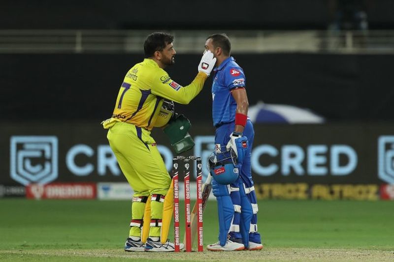 मैच के दौरान एक ऐसा क्षण भी देखने को मिला। धोनी पृथ्वी शॉ की आंख से कुछ निकालते हुए नजर आए।
