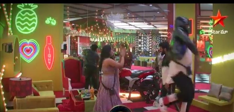 young heroin swathi deekshith enters in big boss house ksr