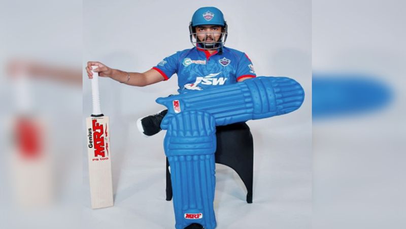 पृथ्वी शॉ (Prithvi Shaw) भारतीय क्रिकेट के उभरते हुए प्लेयर हैं। 18 साल की उम्र में ही उन्होंने टेस्ट डेब्यू कर शानदार शतक जड़ा था। शॉ को टीम इंडिया का अगला सुपरस्टार माना जाता है और उनकी तुलना सचिन और ब्रायन लारा जैसे दिग्गजों से की जाती है।