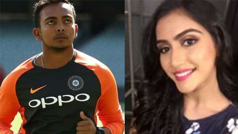 पिछले कुछ समय से शॉ के इंस्टाग्राम पोस्ट पर एक्ट्रेस प्राची सिंह (Prachi Singh) काफी कमेंट्स कर रही हैं। दोनों एक - दूसरे से बहुत बातें कर रहे हैं। ऐसे में कहा जा रहा है कि दोनों के बीच कुछ तो खिचड़ी पक रही हैं।
