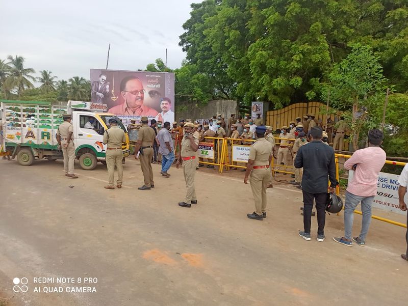 fans came in large number to see the sp balu to funeral with official formalities arj