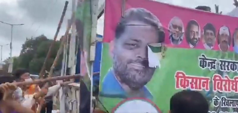 JAP के विरोध प्रदर्शन में पूर्व विधायक रामचंद्र यादव (MLA Ramchandra Yadav) भी एक गाड़ी पर बैनर और लाउडस्पीकर के साथ विरोध कर रहे थे। सोशल मीडिया पर वायरल वीडियो में JAP कार्यकर्ताओं को लाठी डंडे से पीटते देखा जा सकता है। पिटाई के दौरान कुछ कार्यकर्ता सड़क पर भाग रहे हैं और उनके पीछे पड़े लोग दौड़ाकर पीटते दिख रहे हैं। हालांकि पीटने वाला कौन है और भागने वाला कौन है इस बारे में साफ-साफ कुछ नहीं कहा जा सकता।
