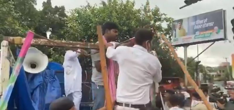 उधर, विपक्ष ने बिहार में चुनाव की तारीखों के ऐलान का स्वागत किया, मगर कोरोना महामारी के बीच चुनाव पर सवाल भी उठाए हैं। कांग्रेस (Congress) के बिहार प्रभारी शक्ति सिंह गोहिल (Shakti Singh Gohil) ने आशंका जताई कि चुनाव कोरोना फैलने की वजह न बन जाए। उन्होंने कोरोना पर नीतीश सरकार की भूमिका को लेकर भी सवाल उठाए। दिल्ली में गोहिल ने कहा कि जनता जेडीयू-बीजेपी (BJP-JDU) सरकार को बदलने के लिए तैयार है। 