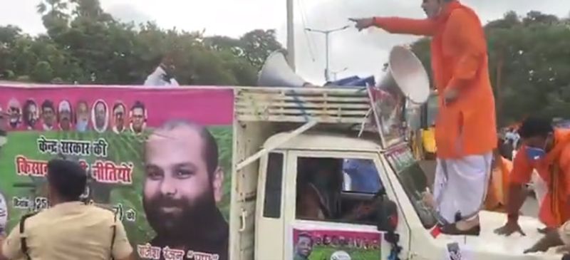 बीजेपी ने आरोप लगाया है कि दफ्तर के गेट पर खड़े होकर JAP कार्यकर्ता नारेबाजी कर उकसा रहे थे। पार्टी के मीडिया प्रभारी राजेश झा (Rajesh Jha) ने कहा- अगर कोई हमारे घर में घुसकर हमला करेगा तो कार्यकर्ता उसका जवाब देंगे ही। उन्होंने कहा- विरोध करने की इजाजत है मगर इसका यह मतलब नहीं कि किसी के दफ्तर में विरोध करेंगे। उधर, आरजेडी विधायक तेजप्रताप यादव ने तंज़ कसते हुए कहा कि जो बीजेपी दफ्तर से गुजर रहे हैं वो अपने पास लाठी डंडे भी रखें। 