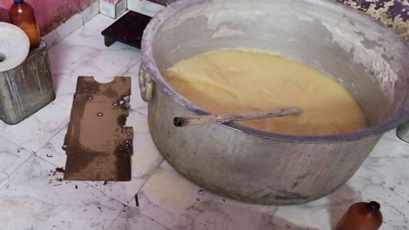 नकली घी बनाने के लिए आरोपी एक बड़े भगोने का इस्तेमाल करता था। वो वनस्पति डालडा या सनफ्लावर तेल के गर्म करके उसमें सुगंधित केमिकल मिला देता था।
