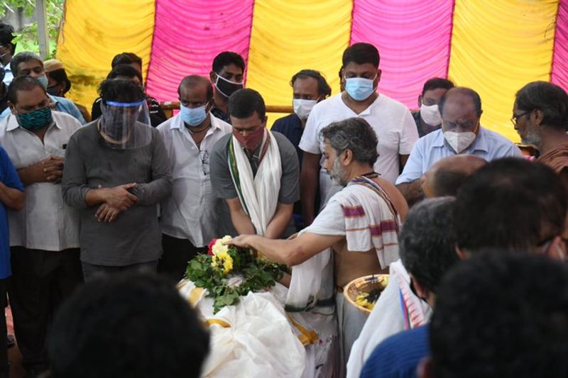 SP Balasubrahmanyam rest with state honours by the police personnel