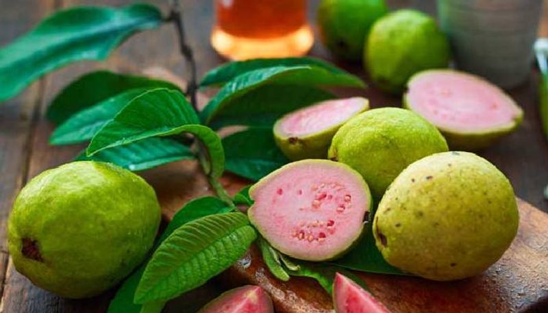 <p><strong>ಆಂಟಿ ಏಜಿಂಗ್: </strong>ಆಹಾರಕ್ರಮದಲ್ಲಿ ಆಂಟಿ ಆಕ್ಸಿಡೆಂಟ್ ಸಮೃದ್ಧವಾಗಿರುವ ಆಹಾರಗಳನ್ನು ಬಳಸಿ ವಯಸ್ಸಾಗುವ ಲಕ್ಷಣಗಳನ್ನು ವಿರುದ್ಧ ಹೋರಾಡುವ ಅತ್ಯಂತ ಸುಲಭ ವಿಧಾನ ಎಂದರೆ ಸೀಬೆ ಹಣ್ಣು ಸೇವಿಸುವುದು. ಈ ಪೋಷಕಾಂಶಗಳು ಚರ್ಮದಲ್ಲಿ ಫ್ರೀ radical ಹಾನಿಯ ವಿರುದ್ಧ ಹೋರಾಡುತ್ತದೆ, ಇದು ಕಾಂತಿಯುತವಾಗಿ ಮತ್ತು ಅಕಾಲಿಕ ಗೆರೆಗಳು ಮತ್ತು ಸುಕ್ಕುಗಳಿಂದ ಚರ್ಮವನ್ನು ಮುಕ್ತವಾಗಿಸುತ್ತದೆ.</p>